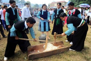 Độc đáo với phần thi làm bánh dày của người Mông Mộc Châu