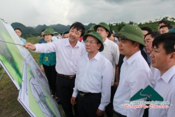 Đồng chí Hà Ngọc Thiệu- Trưởng ban Quản lý khu du lịch quốc gia Mộc Châu báo cáo với đồng chí Hoàng Văn Chất, Bí thư tỉnh ủy về quy hoạch Khu du lịch quốc gia Mộc Châu