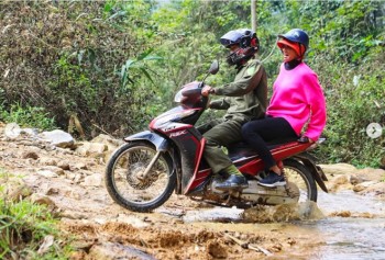 Dân mạng quốc tế khen ngợi ảnh H'Hen Niê đi xe máy đón Tết ở Mộc Châu