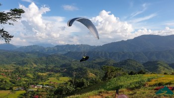 Bay dù lượn ngắm nhìn ruộng bậc thang bản Nà Sàng