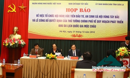 Phó trưởng Ban Phụ trách Ban Chỉ đạo Tây Bắc Trương Xuân Cừ, Phó Thống đốc NHNN Đào Minh Tú, Chủ tịch tỉnh Sơn La Cầm Ngọc Minh chủ trì họp báo.