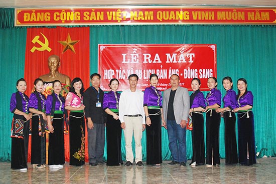 Thành viên chụp ảnh lưu niệm