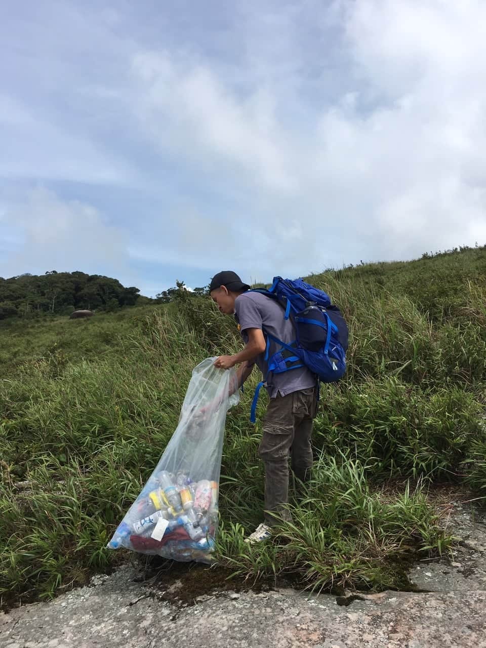 nhặt rác trên pha luông