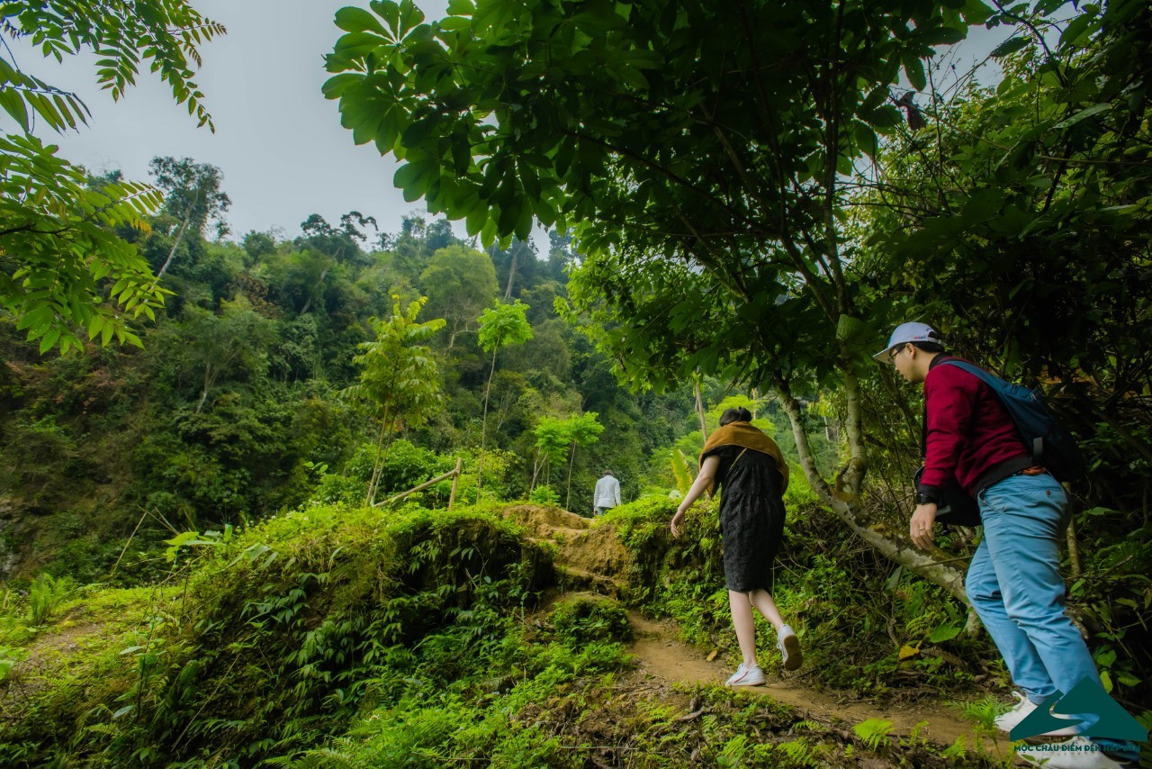 đường lên thác Nàng Tiên Chiềng Khoa