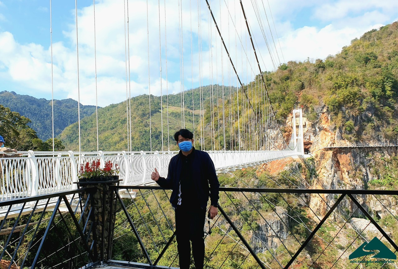 Những vị khách đầu tiên trải nghiệm Cầu kính Bạch Long trước ngày khai trương.